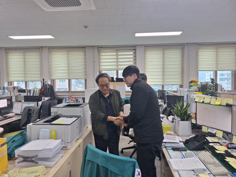 조합원 격려 간식 배부...